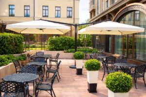 Вулична консольна парасоля Дабл з центральною опорою, подвійний прямокутний купол 3 × 6 м.