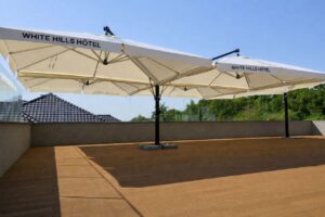 Чотирикупольна консольна парасоля «Квадро Рим» з центральною опорою, 4 квадратні куполи  8 × 8 м